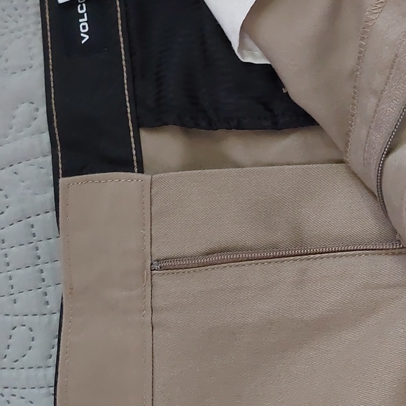 Volcom Shorts  Sz 36 NWOT    BUTTON MISSING - Picture 8 of 12